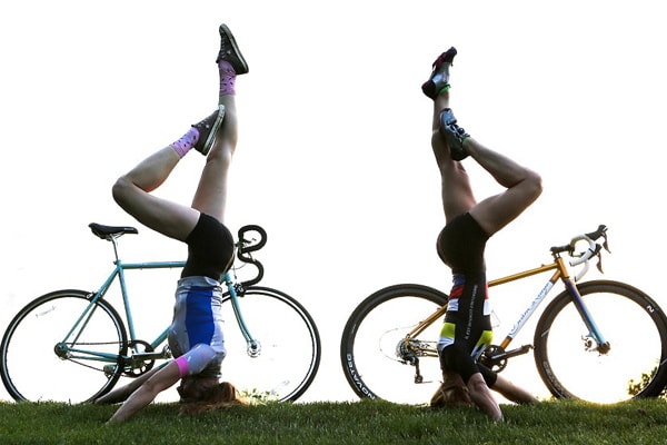 Yoga cùng chiếc xe đạp