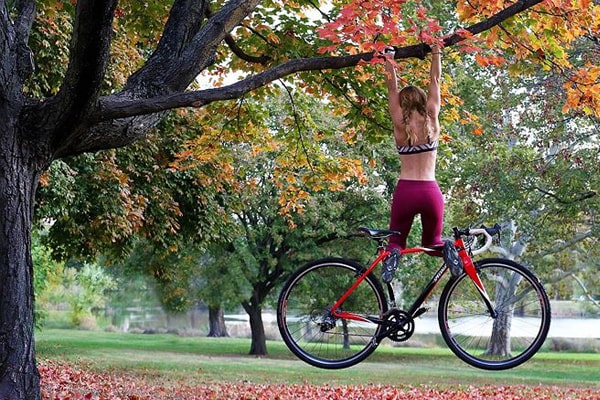 Yoga cùng chiếc xe đạp