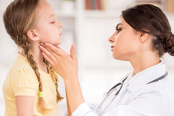 cách điều trị nổi hạch sau tai trẻ em