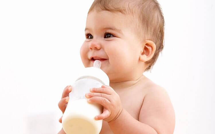 Những điều cần biết khi cho bé bú sữa bình