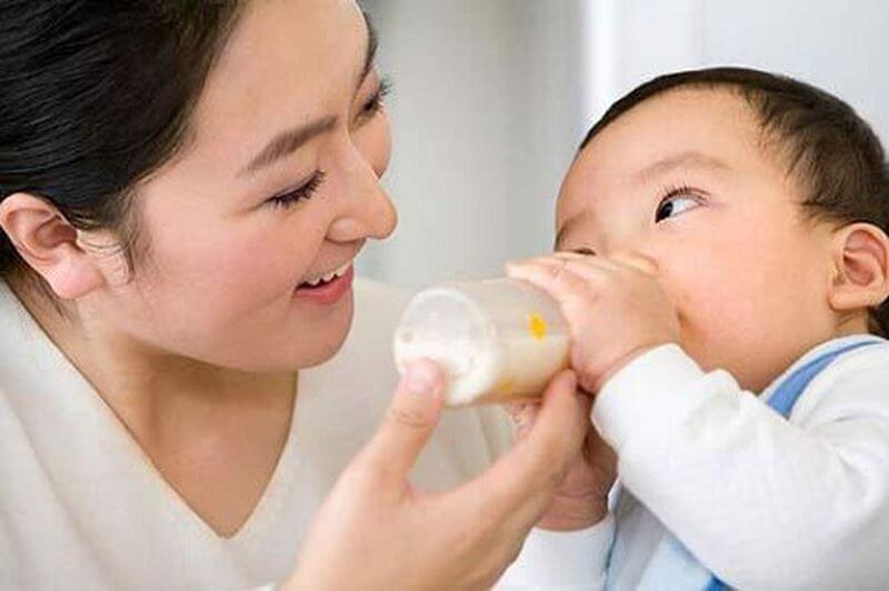 cho bé bú sữa bình